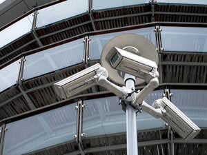 政府在各治安防護地點及重要路口建置網路監控系統，有效維護治安及嚇阻犯罪